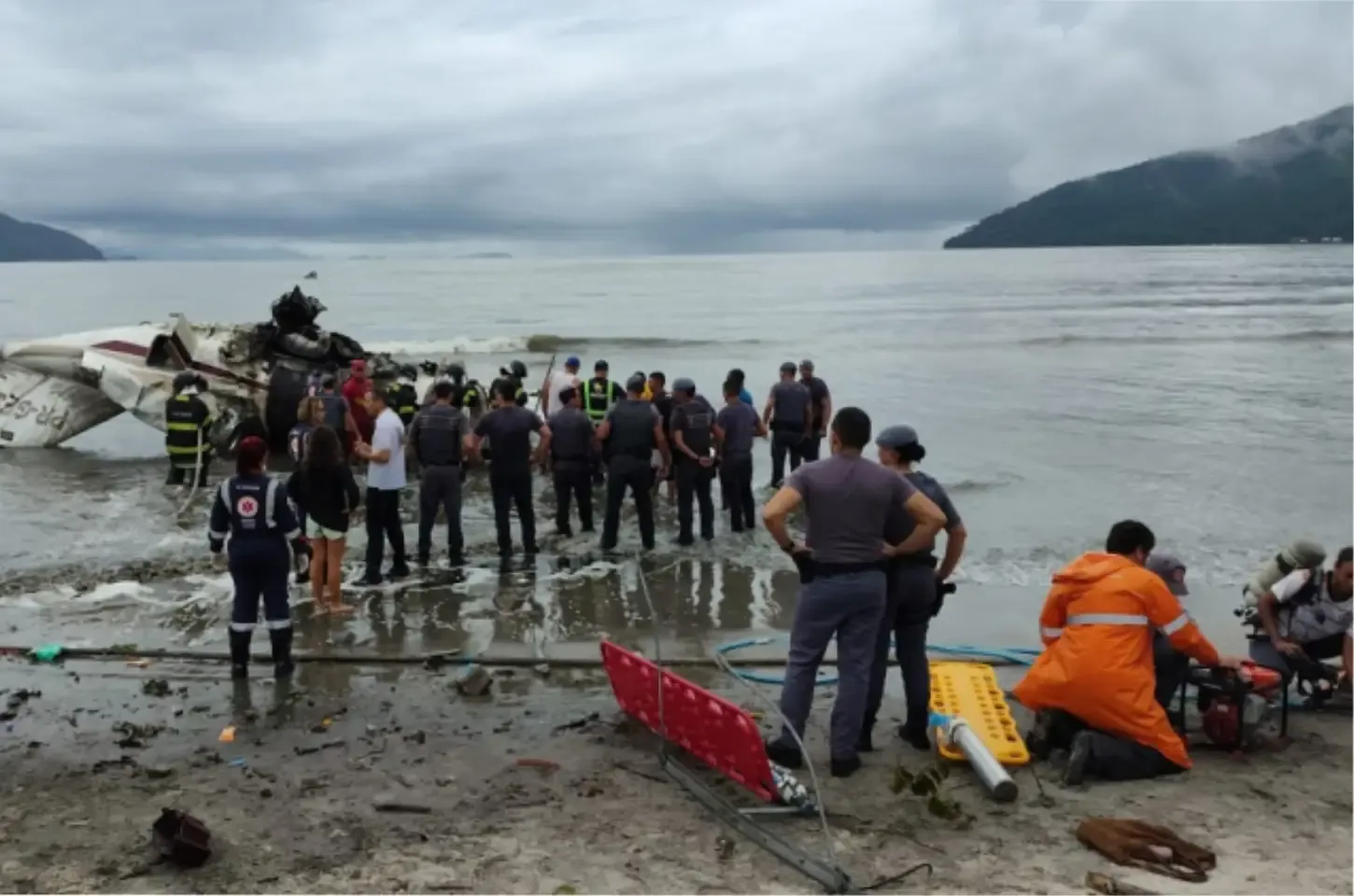 Avião com 5 pessoas explode em Ubatuba e para na praia após ultrapassar pista do aeroporto; piloto morreu