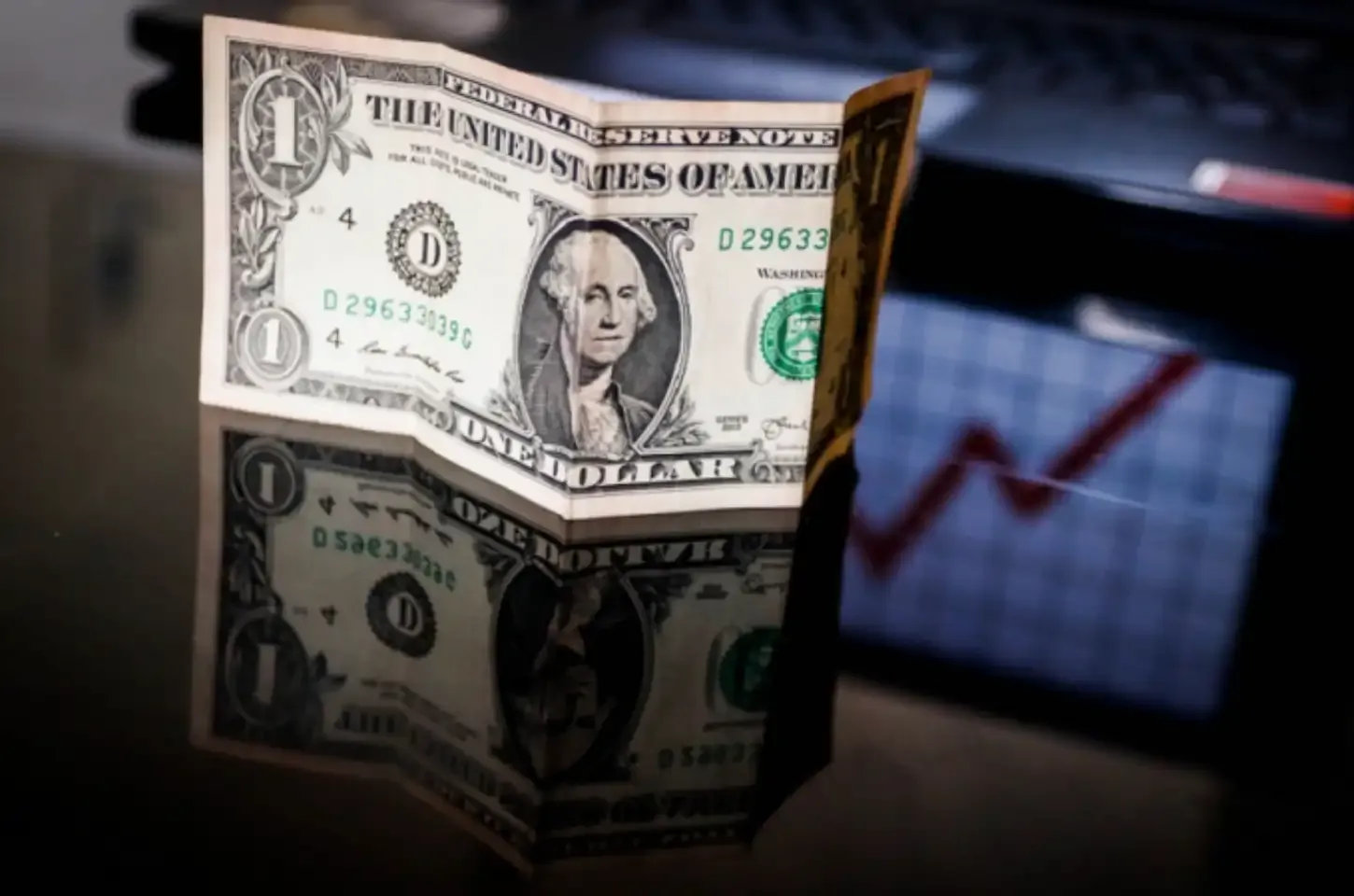 Dólar fecha em queda após leilões do BC, e Ibovespa sobe com foco em Trump