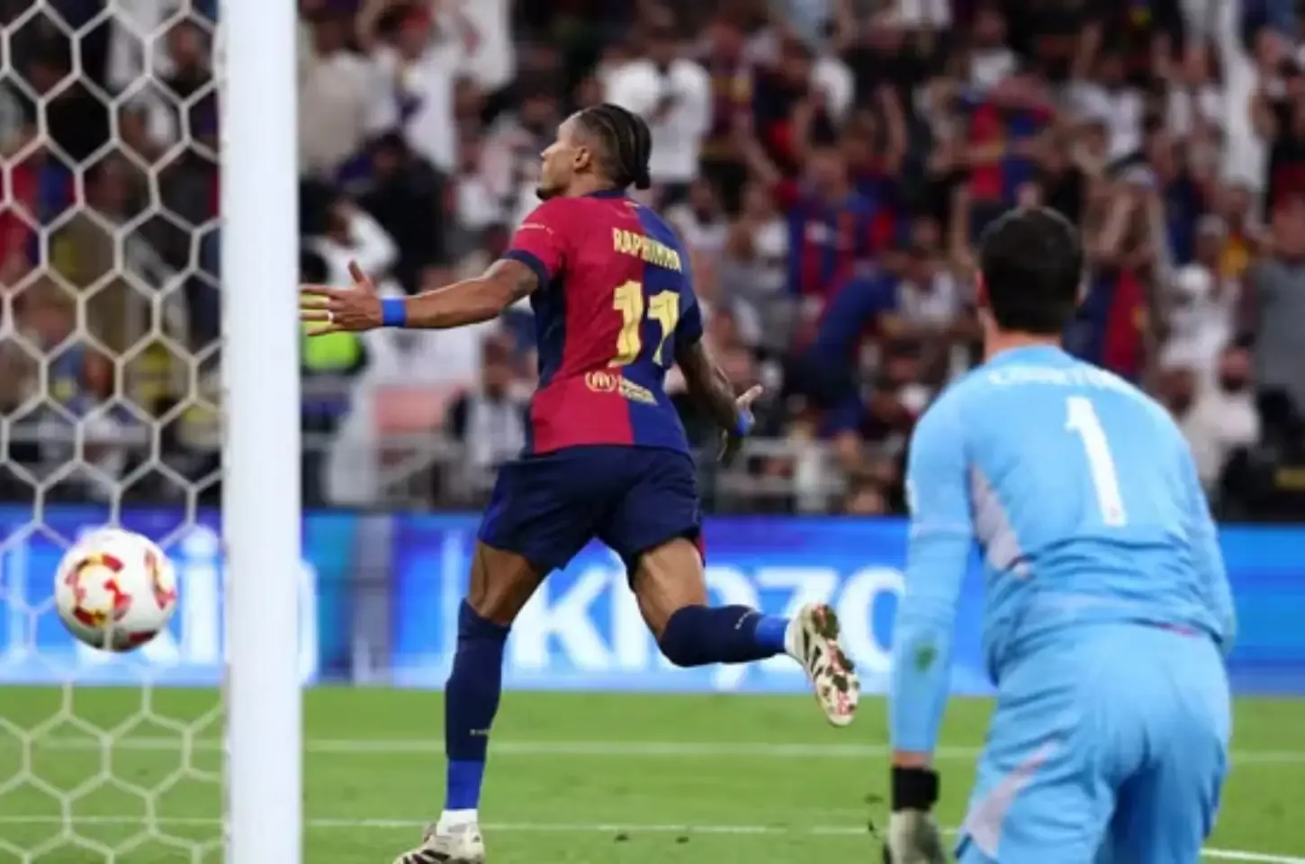 Raphinha dá show, e Barcelona ganha a Supercopa da Espanha com massacre contra o Real