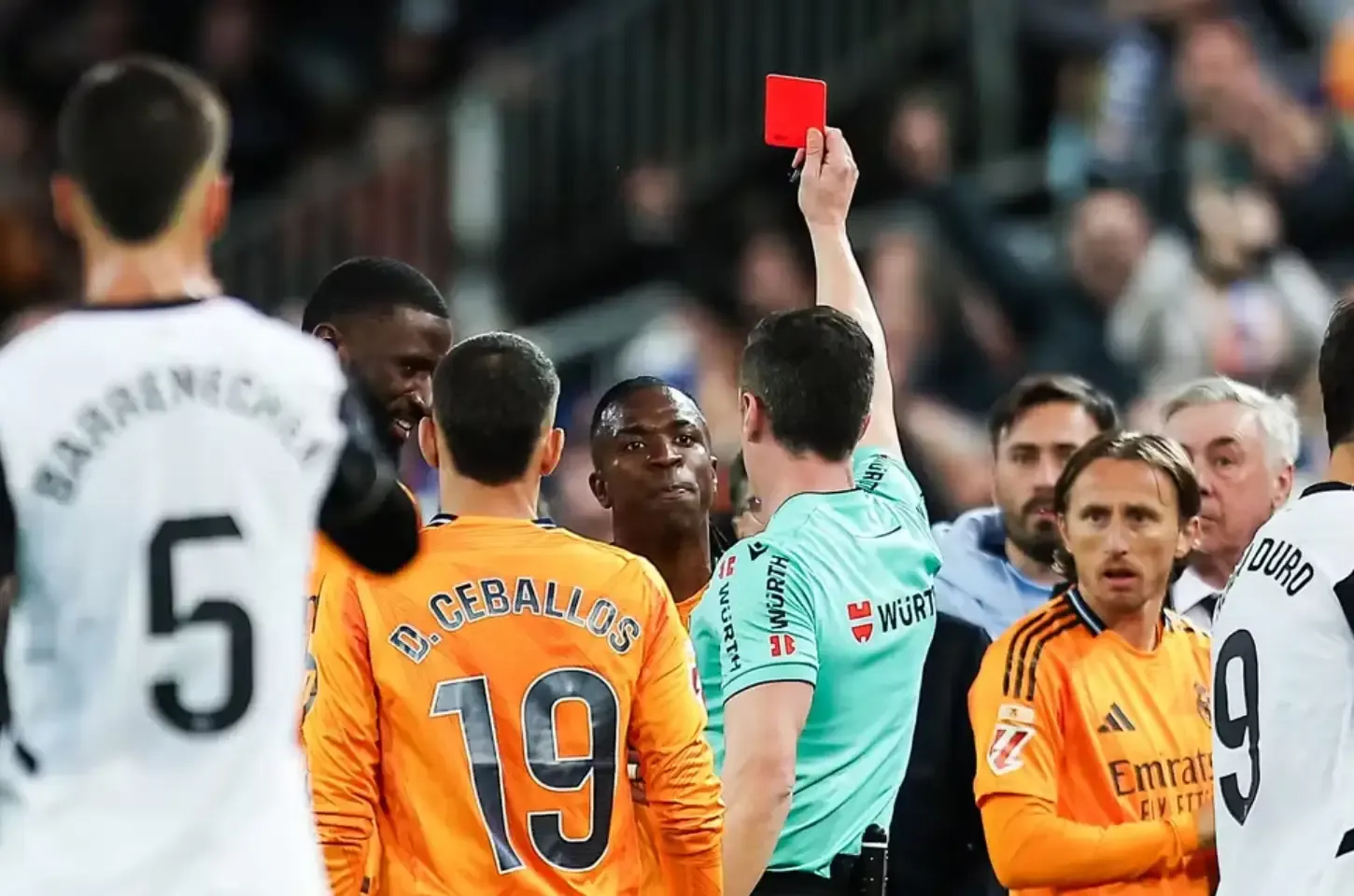 Vini Jr é expulso por agressão no jogo contra o Valencia e pede desculpas