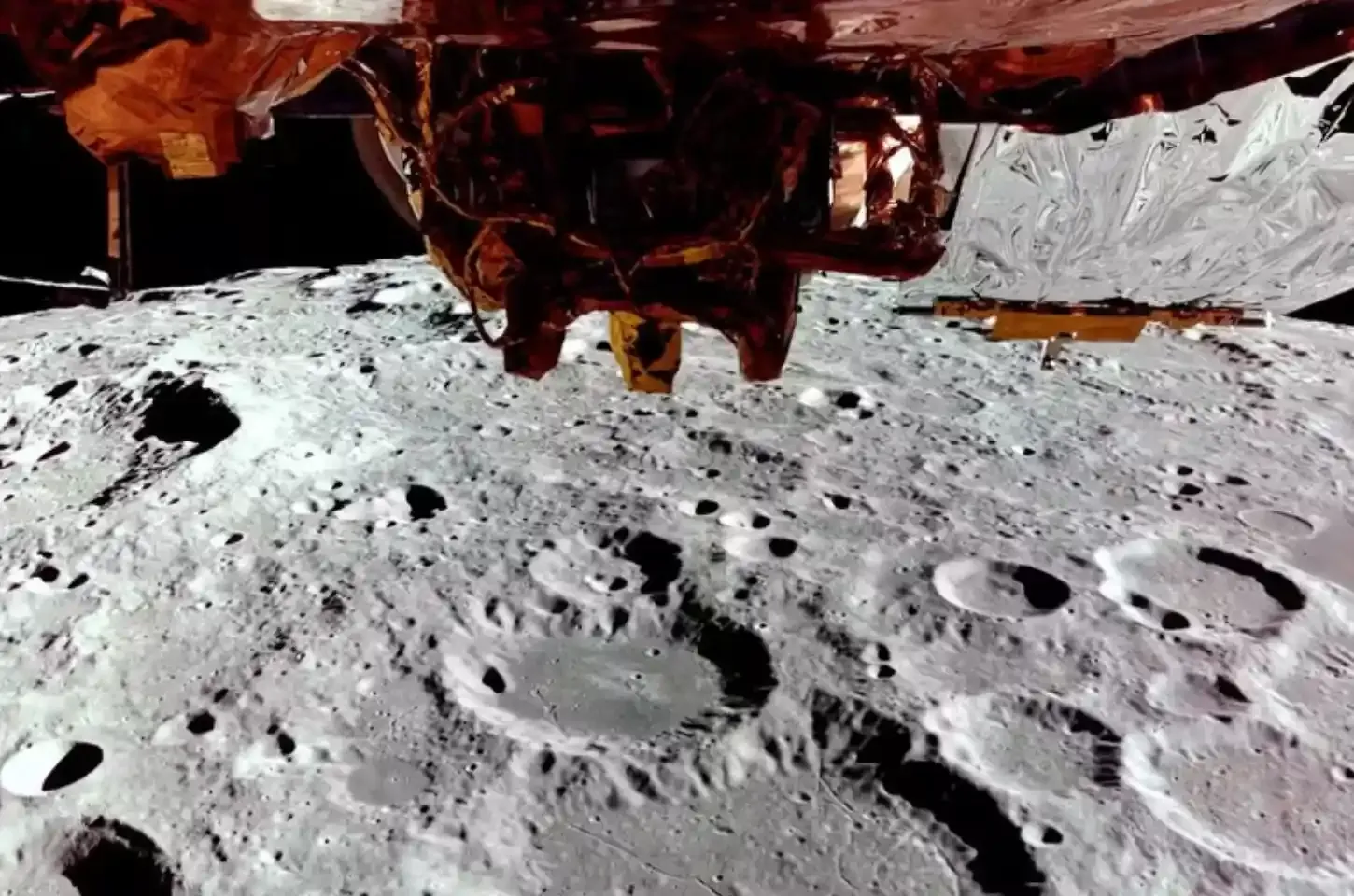 Nave dos EUA pousa com sucesso na Lua e transmite primeiras imagens