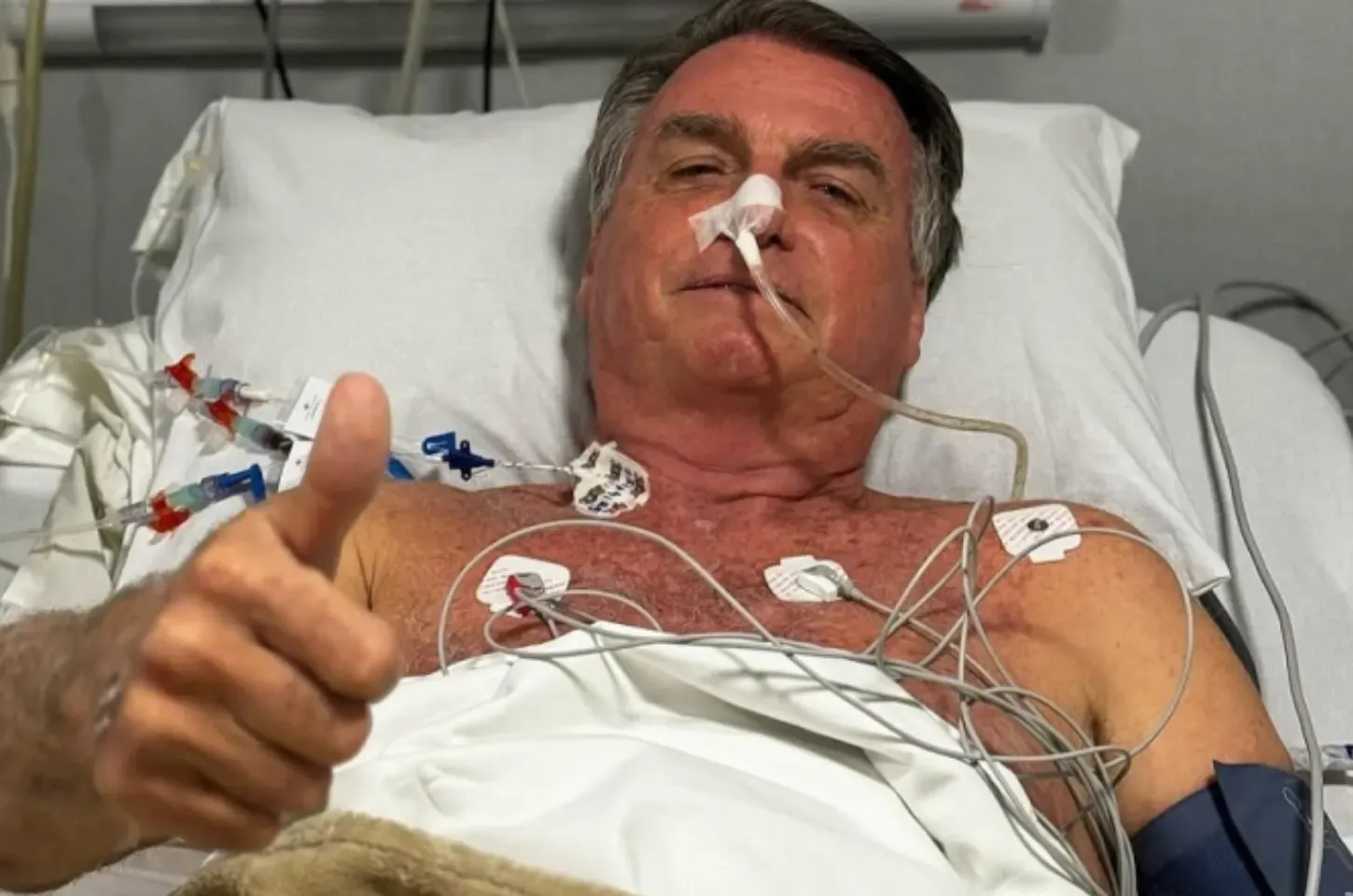 Bolsonaro tem pressão controlada mas segue sem previsão de alta, diz boletim médico