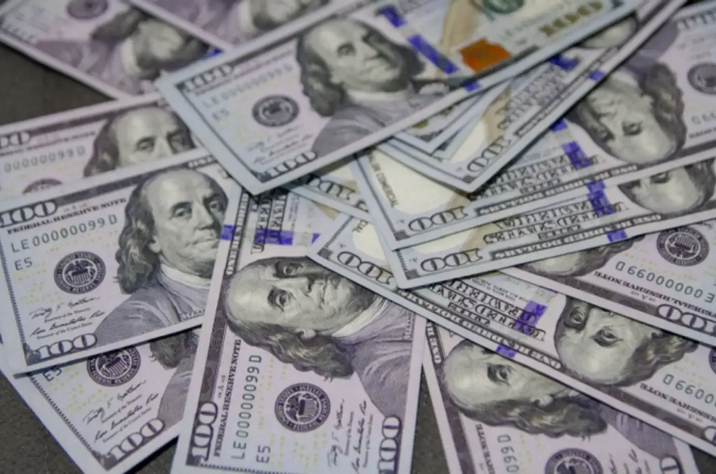 Dólar sobe mais de 3% em meio a tensões comerciais entre EUA e China