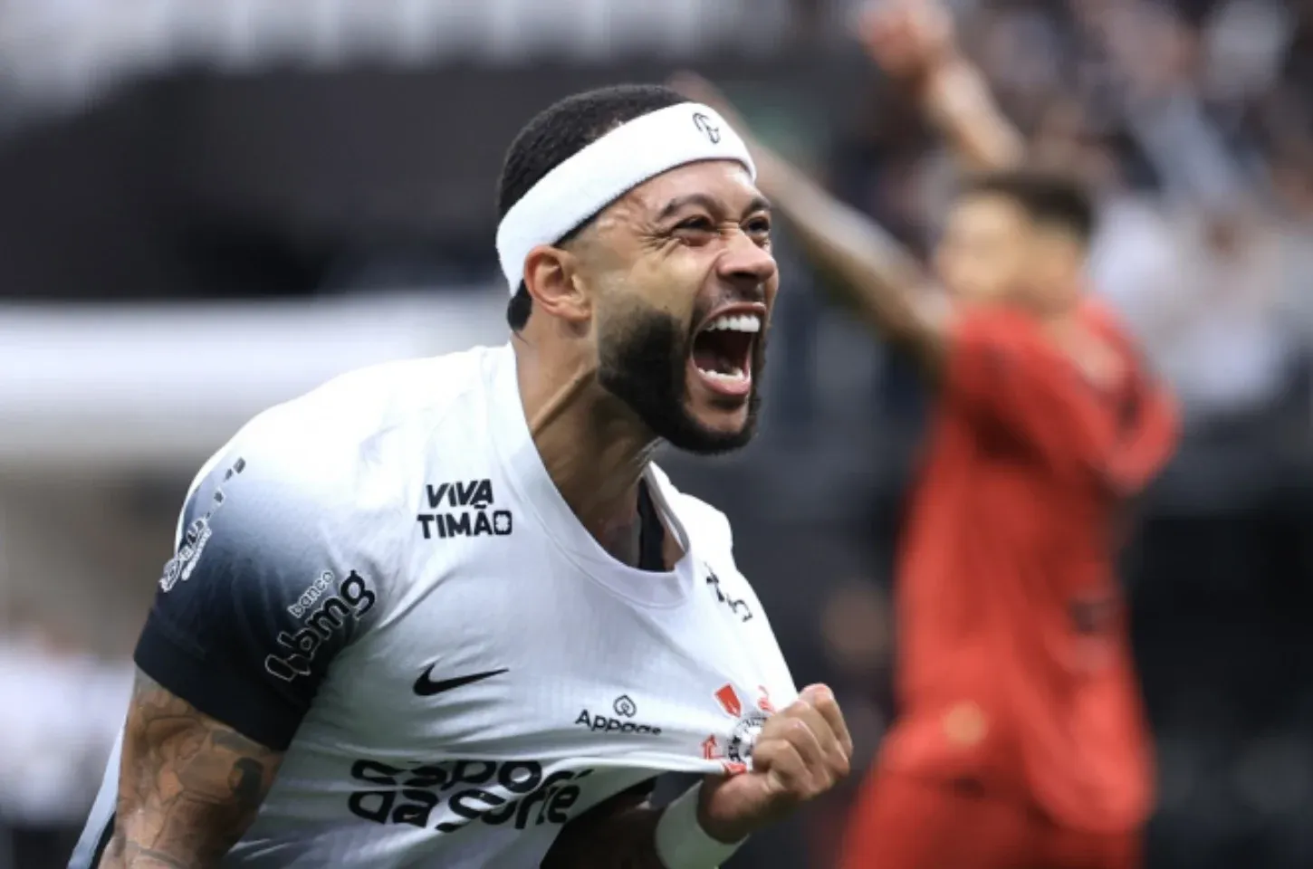 Memphis Depay faz 2 golaços e conduz o Corinthians à virada sobre o Sport no Brasileirão