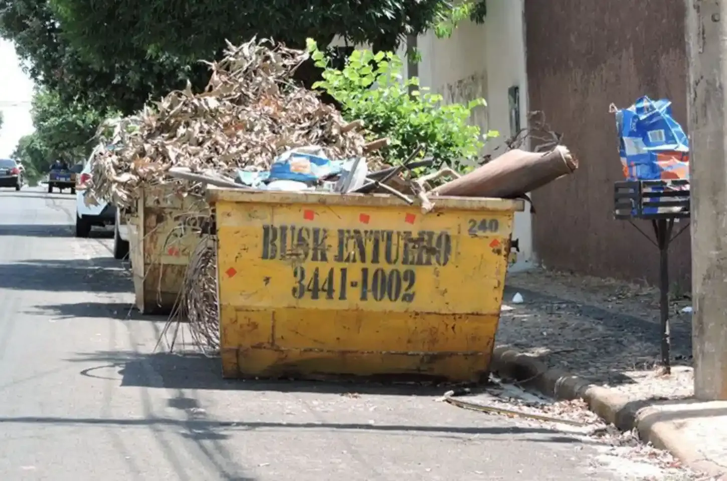 Trânsito: Muitas caçambas ainda não respeitam os limites de lotação