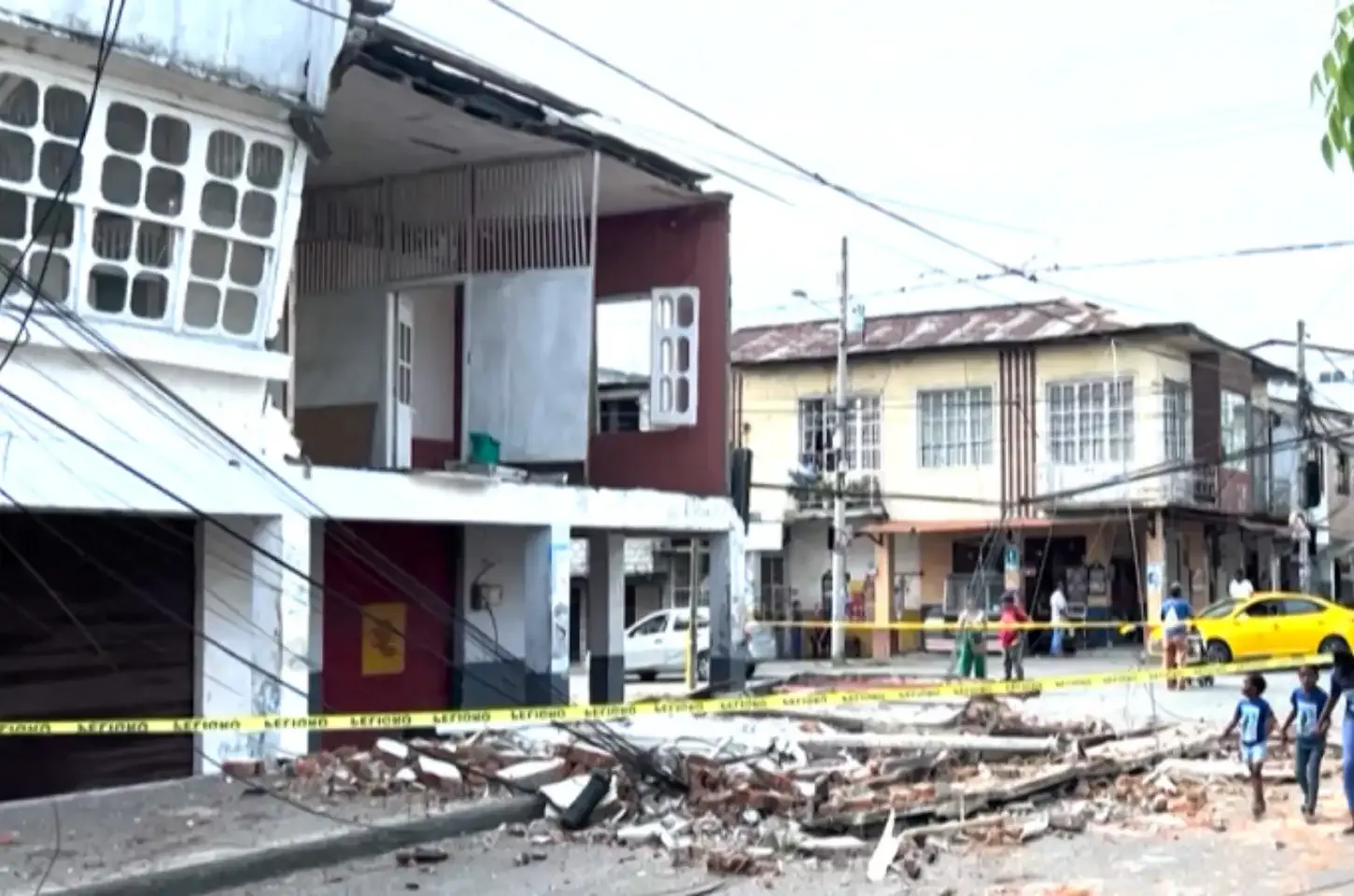 Terremoto deixa 20 feridos e edifícios destruídos no Equador