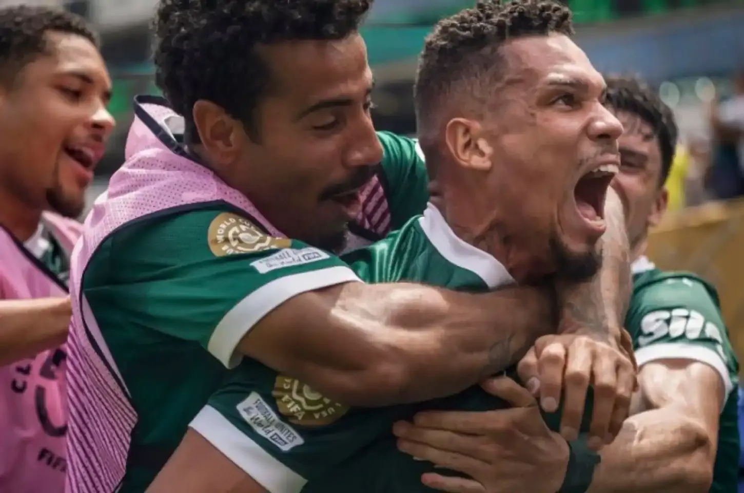 Com golaço de Paulinho, Palmeiras vence Botafogo e vai às quartas do Mundial