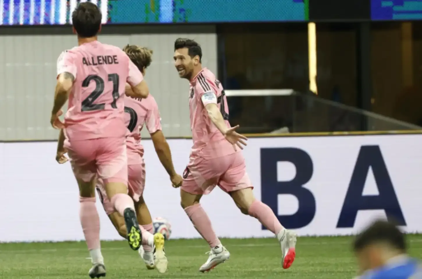 Messi faz golaço de falta e leva Inter Miami à virada contra o Porto no Mundial de Clubes