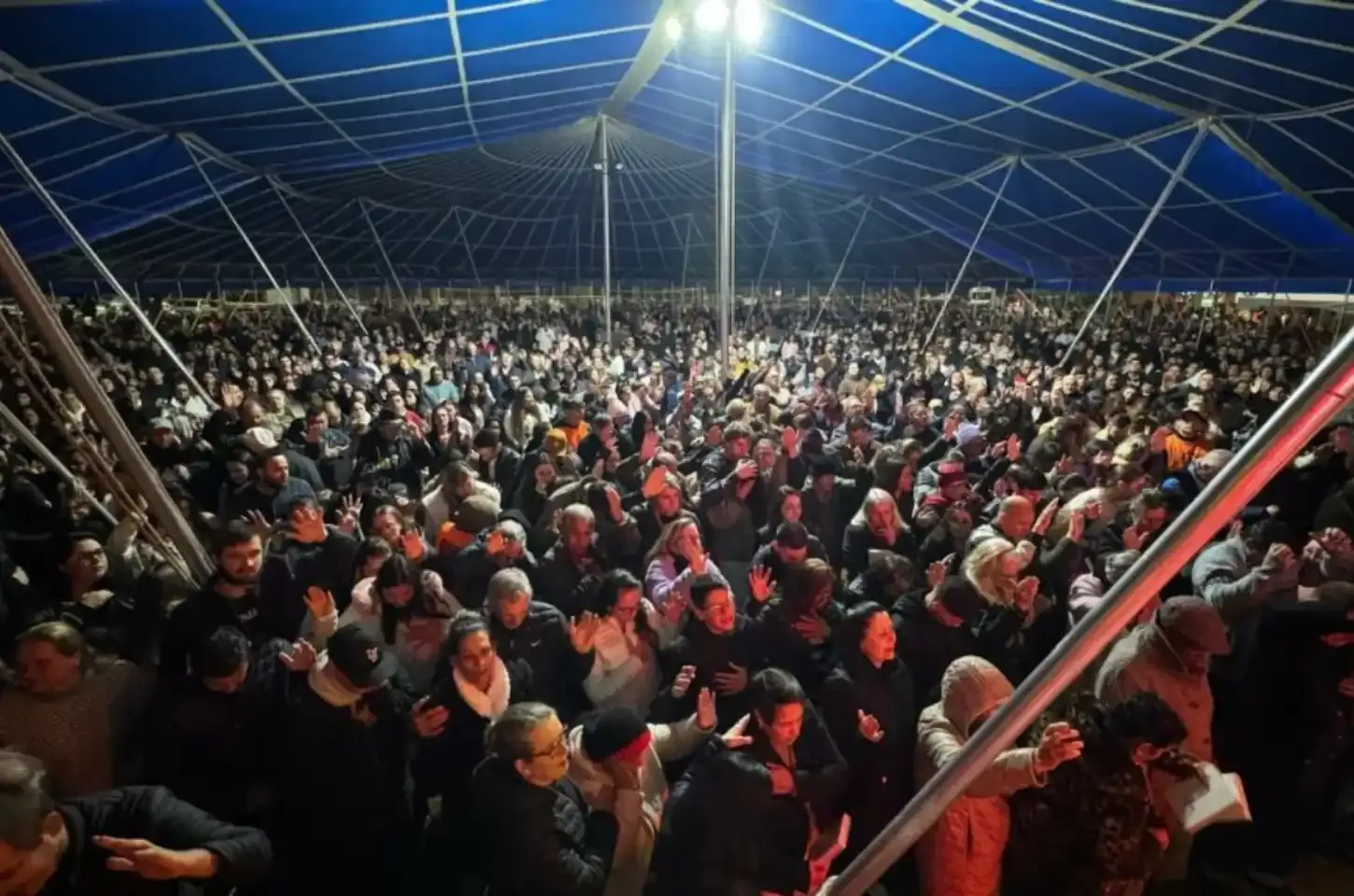 Cruzada Evangelística tem mais de 2 mil pessoas aceitando Jesus