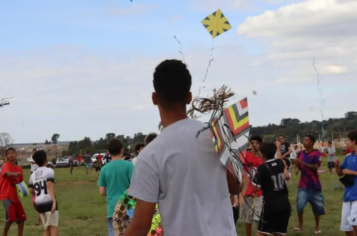 Evento na Zona Leste distribui 600 pipas e atrai famílias para dia de lazer