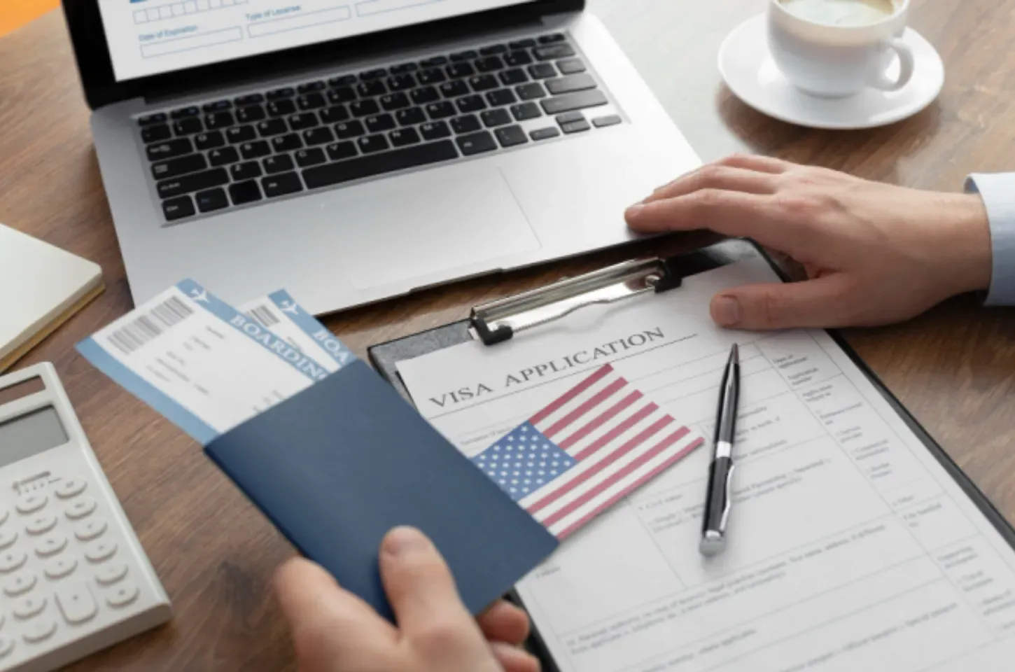 Visto para os EUA ficará mais caro com nova taxa de US$ 250 aprovada pelo governo Trump