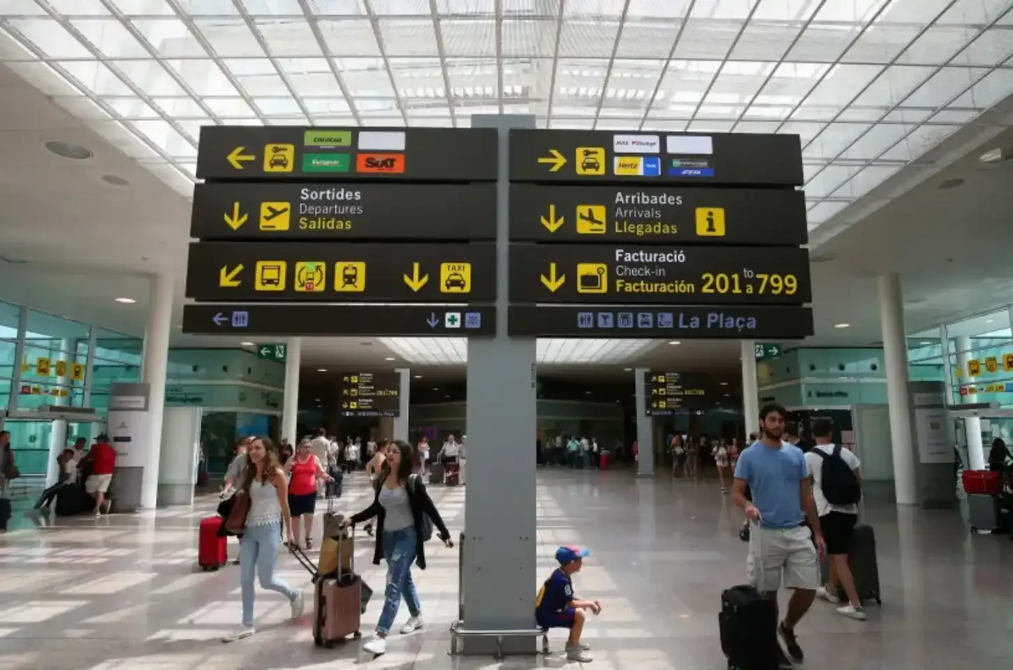 Casal deixa filho sozinho no aeroporto de Barcelona para não perder o voo