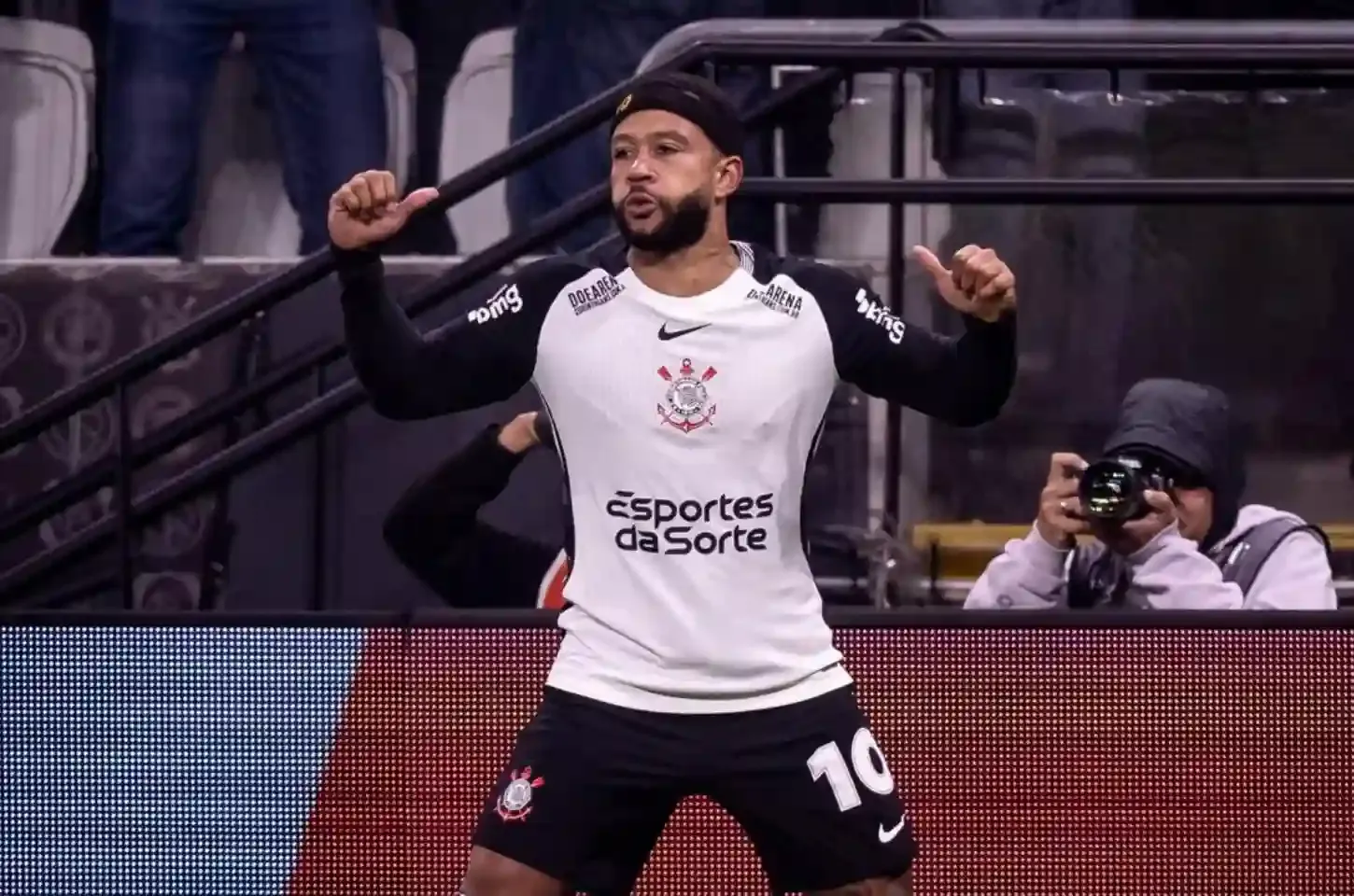 Corinthians vence o Palmeiras na Copa do Brasil com gol de Depay