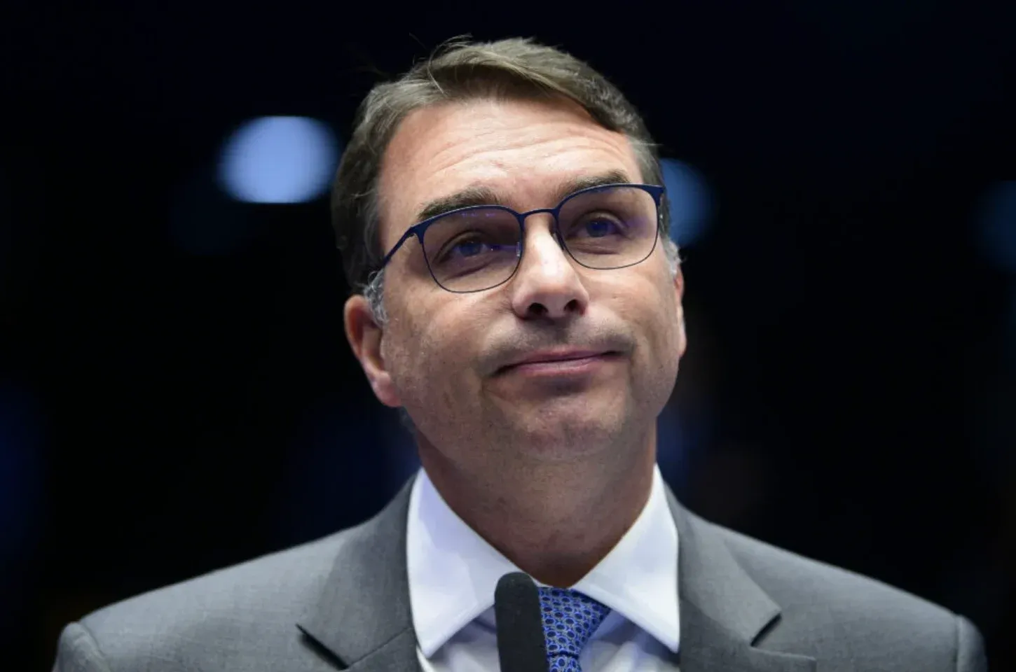 ‘Estamos oficialmente em uma ditadura’, diz Flávio Bolsonaro