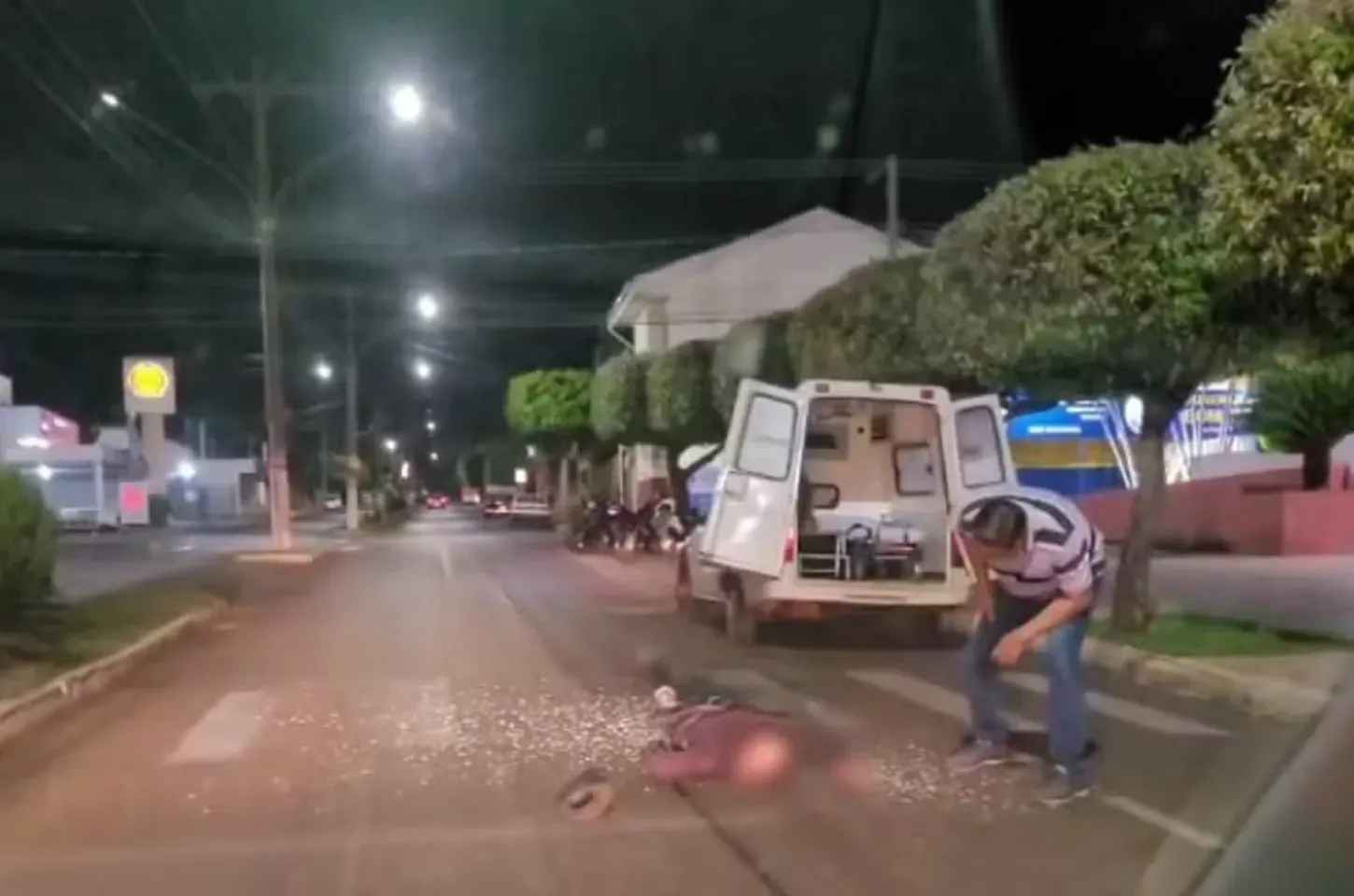 Homem fica ferido ao quebrar vidro de ambulância e se jogar no asfalto durante socorro em Bastos