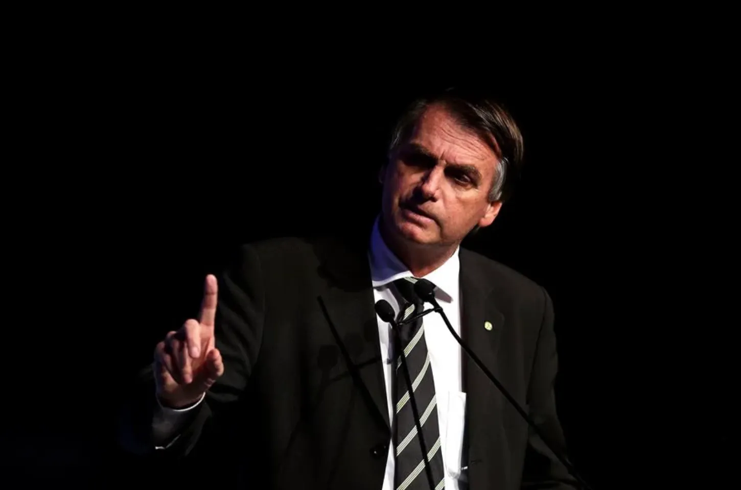 Moraes determina prisão domiciliar de Jair Bolsonaro