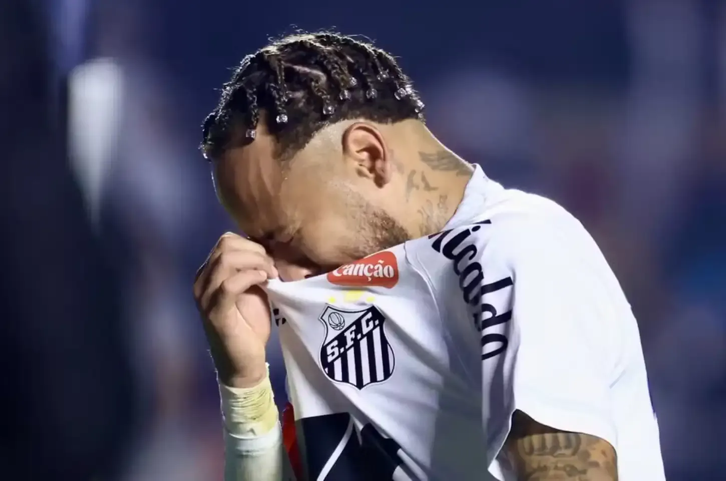 Neymar chora na saída de campo após histórica goleada sofrida pelo Santos contra o Vasco