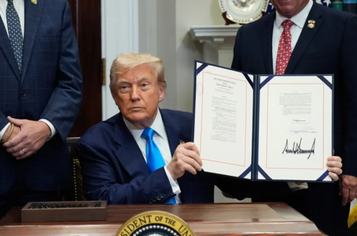 Trump assina decreto que aplica taxa de 50% a produtos brasileiros e cita ‘perseguição’ a Bolsonaro como uma das razões