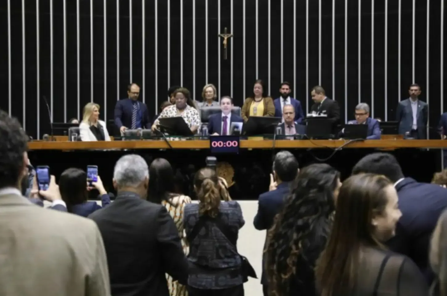 Câmara dos Deputados aprova urgência de projeto de anistia a condenados do 8 de Janeiro