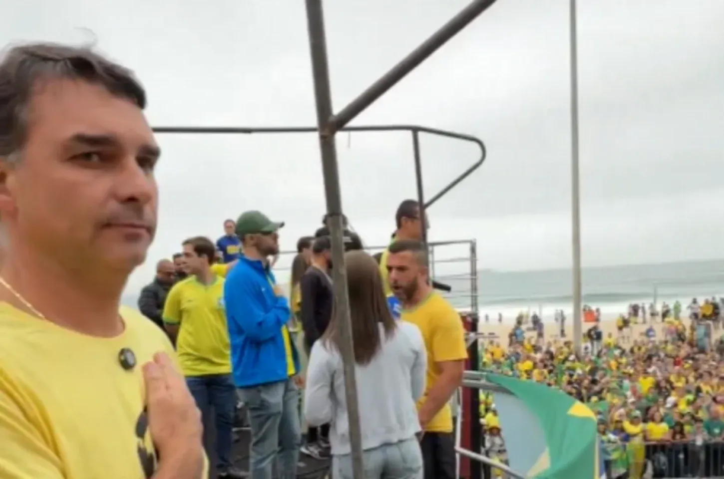 Concentração de ato de apoiadores de Bolsonaro em Copacabana tem bandeiras dos EUA e faixas contra STF