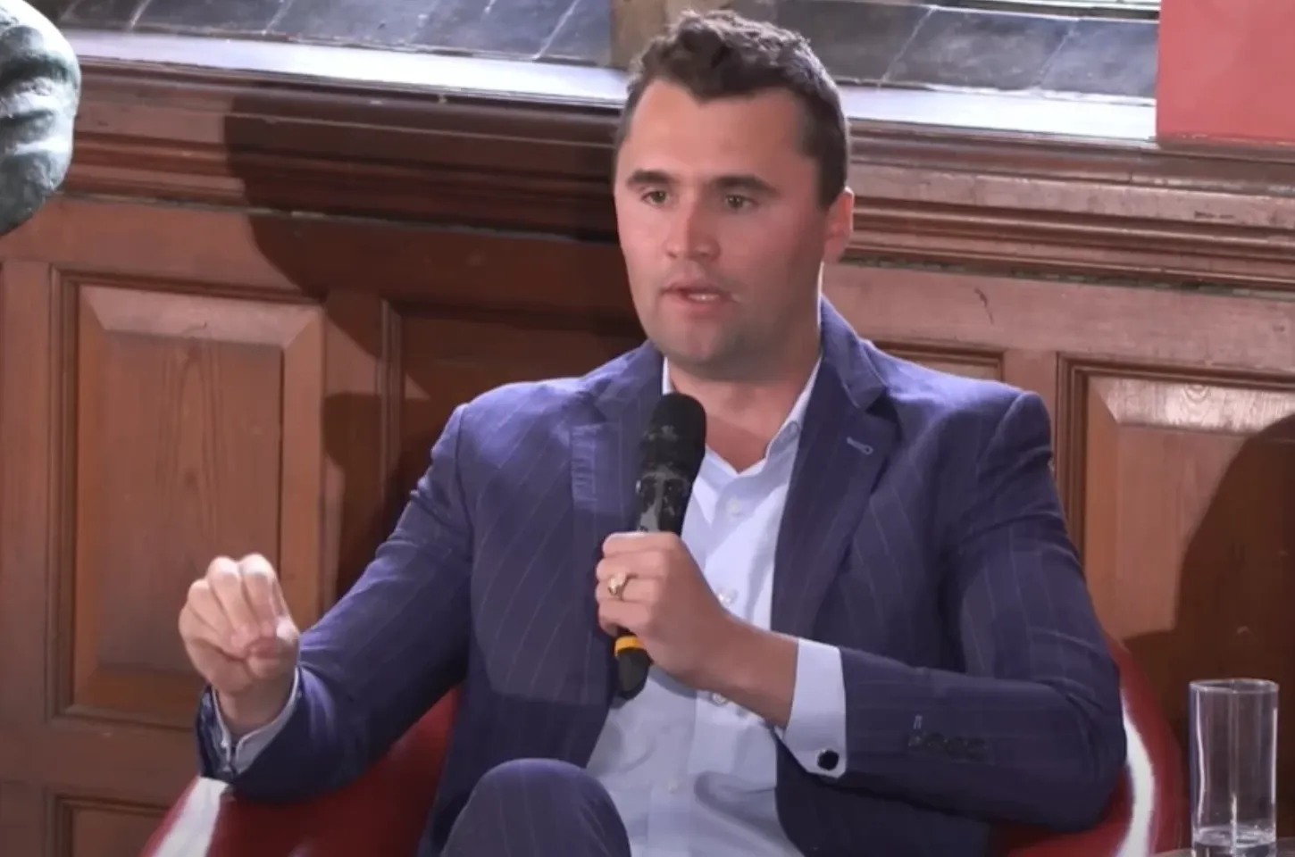 Corpo de Charlie Kirk chega ao Arizona escoltado