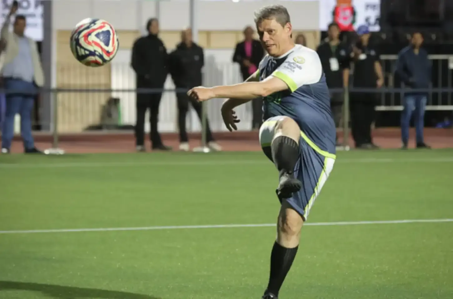 Tarcísio joga bola com prefeitos, marca gol e vence por 2 a 1