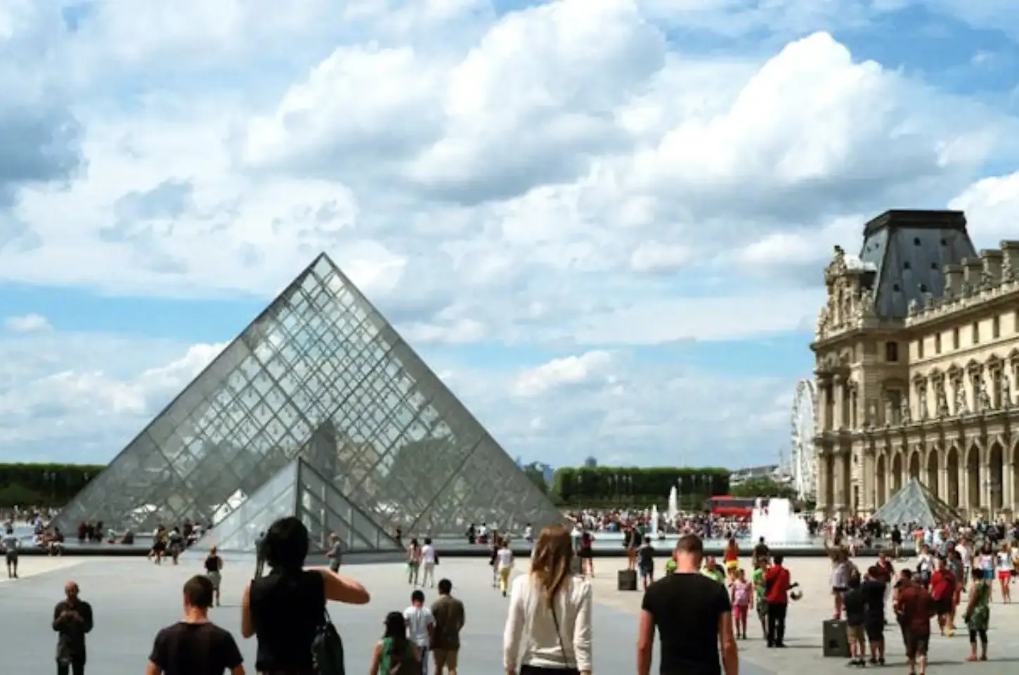 Crime: Museu do Louvre, em Paris, é fechado após roubo
