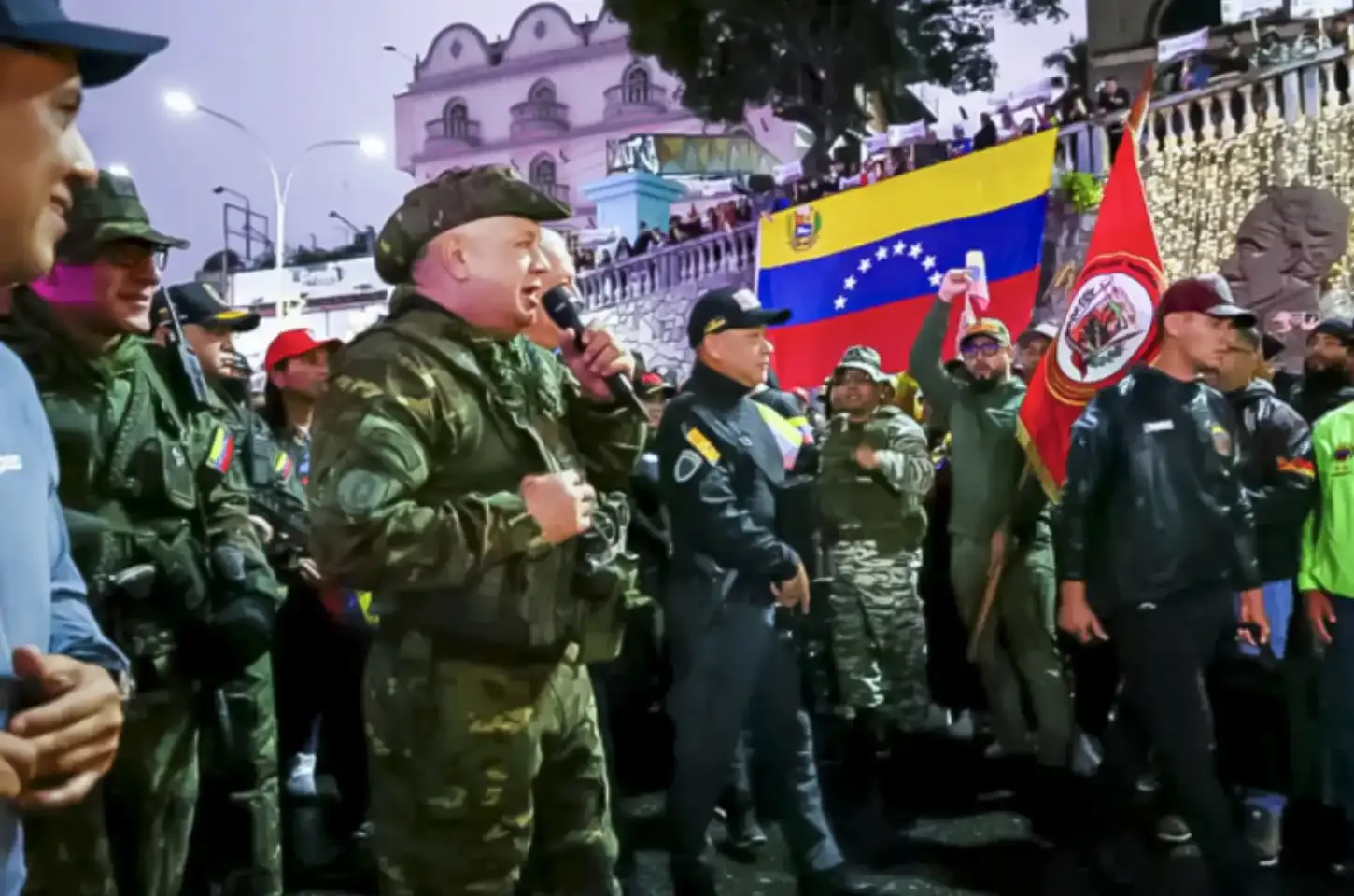 Trump cogita ataque terrestre na Venezuela e autoriza ações secretas da CIA contra regime de Maduro