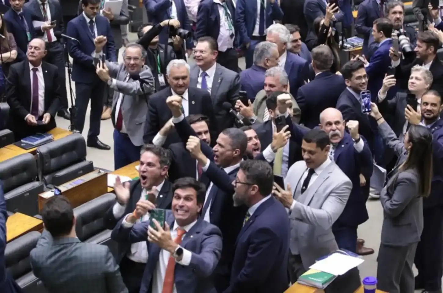 Com 370 votos, Câmara aprova PL Antifacção e derrota governo