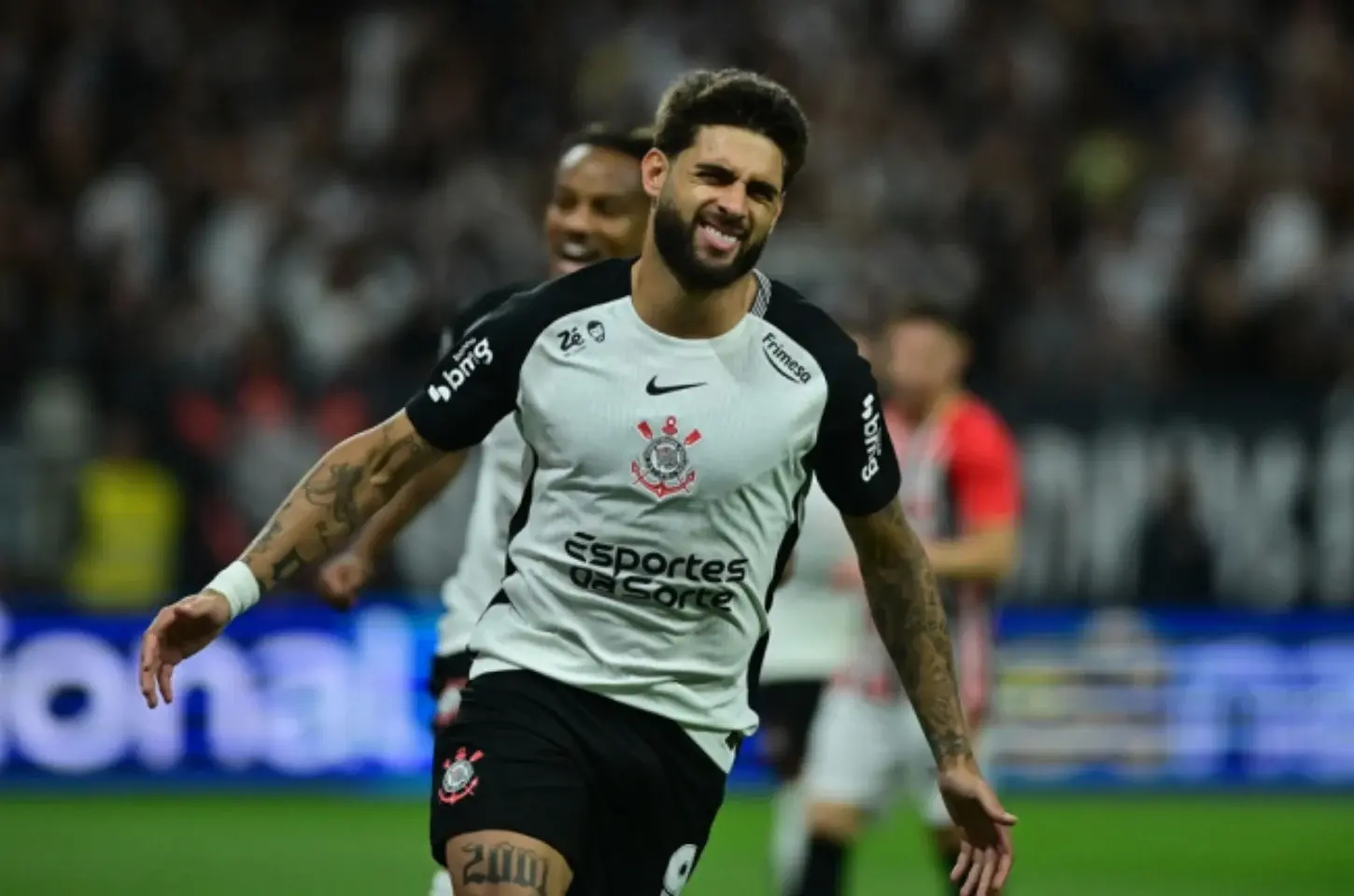 Corinthians vence o São Paulo com dois de Yuri e golaço de Memphis