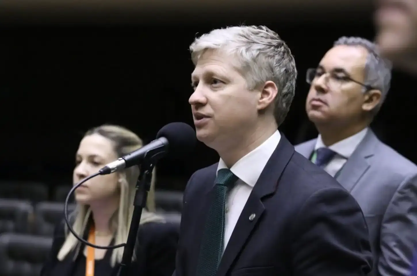 Emenda que proíbe presos de votarem é aprovada na Câmara