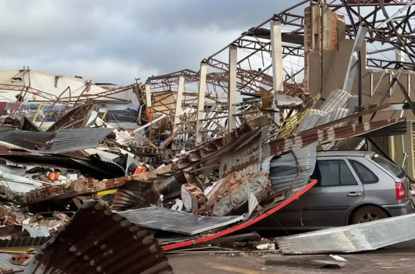 Tornado deixa cinco mortos e mais de 130 feridos em Rio Bonito do Iguaçu, e número de vítimas pode aumentar