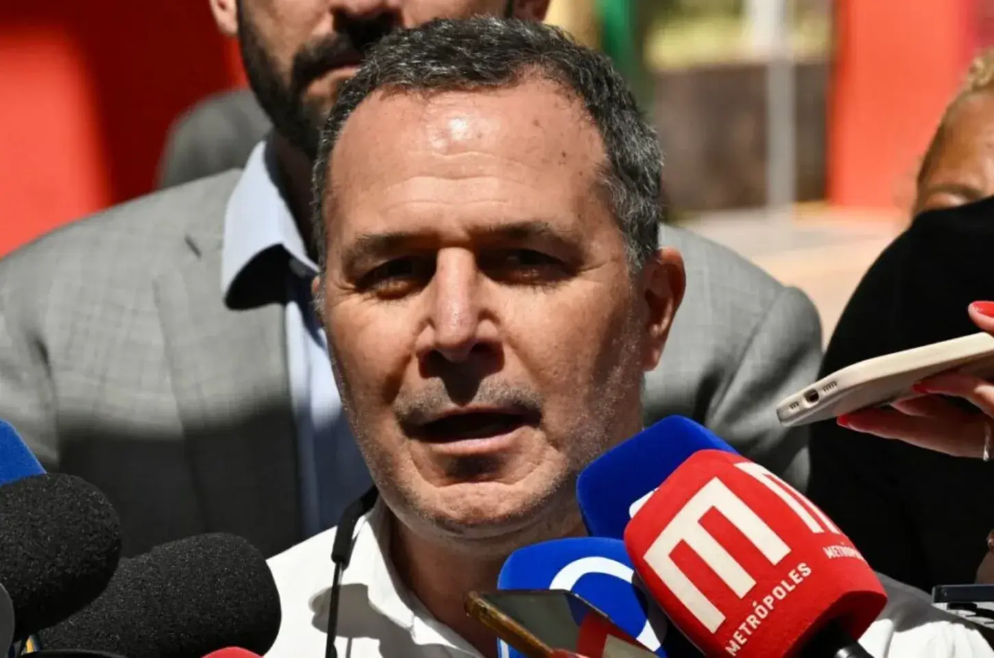 Cirurgia de Bolsonaro ocorreu “de acordo com previsto”, diz médico