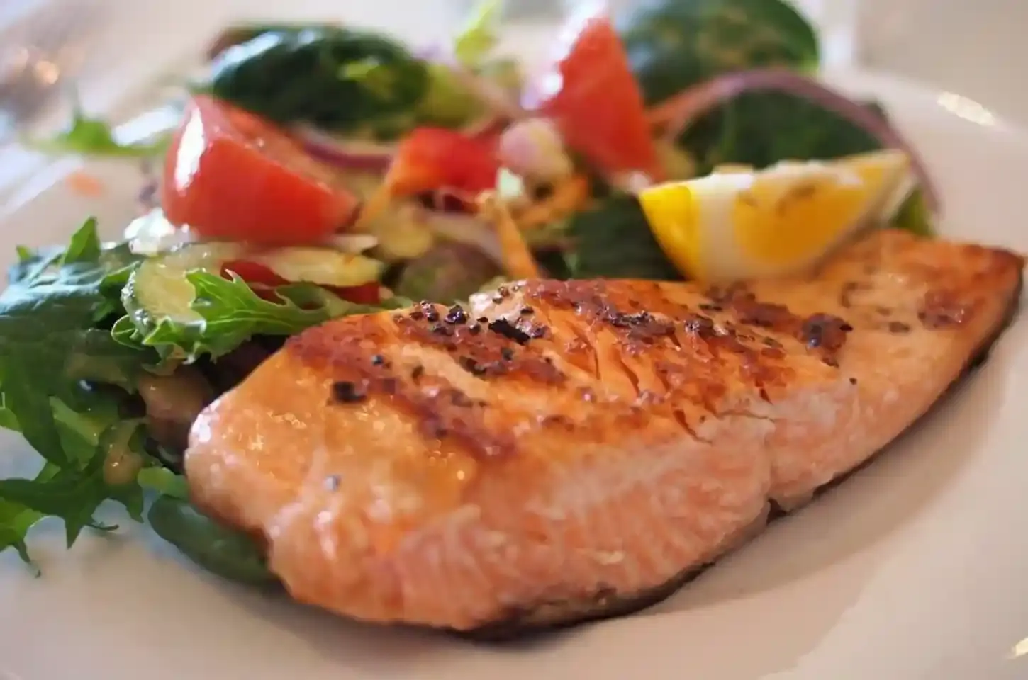Comer peixe pode ajudar a evitar gordura no fígado, aponta estudo