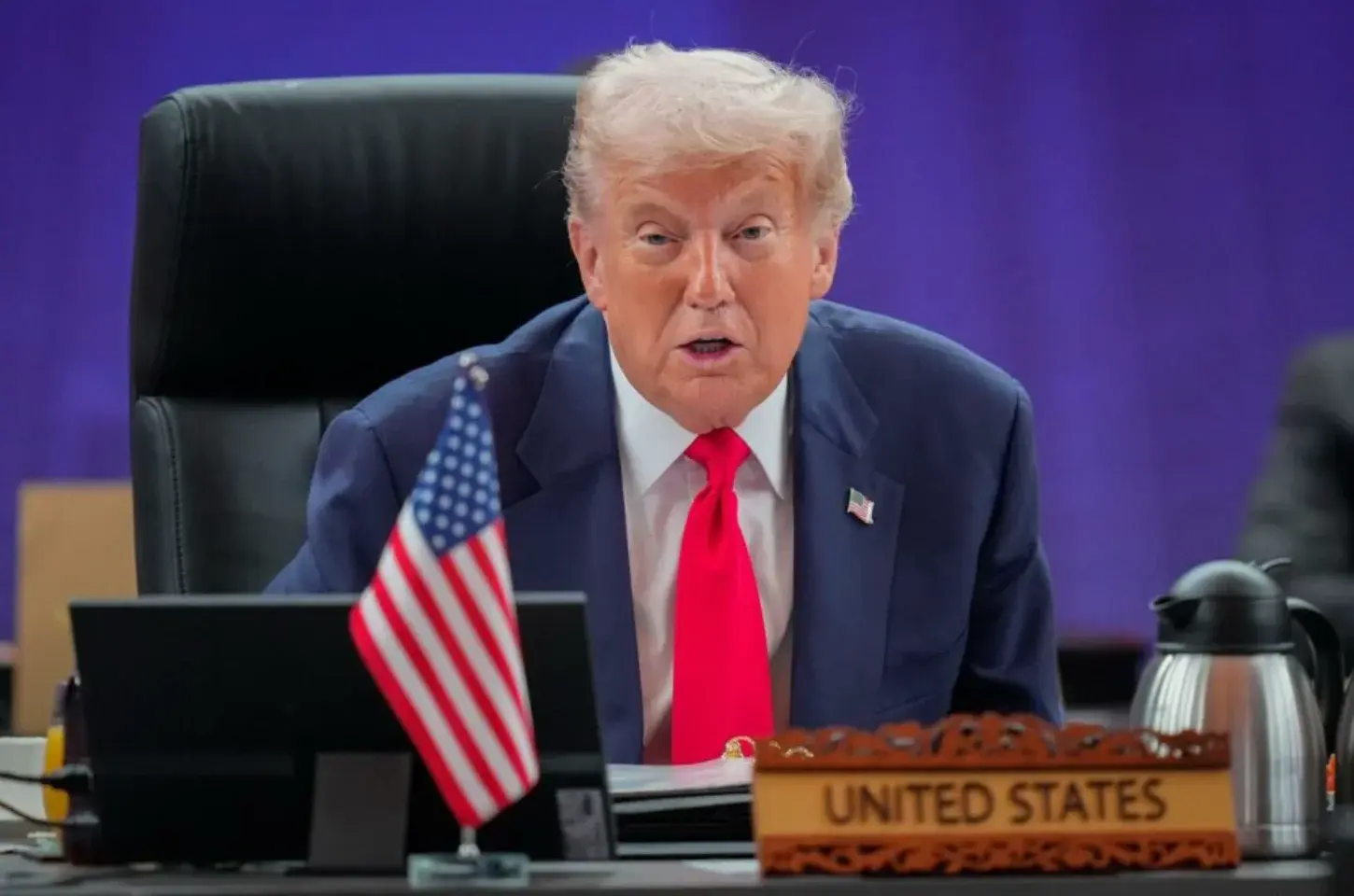 Trump afirma que militares dos EUA cercaram Venezuela
