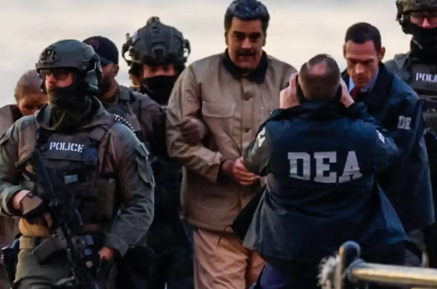 Ditador Nicolás Maduro é transportado algemado para tribunal em Nova York