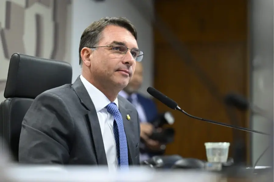 Flávio critica Lula após veto: “Produto vencido movido a ódio”