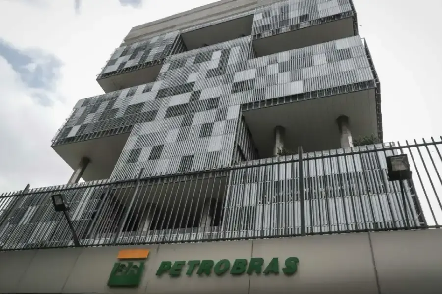 Petrobras cai 2% na Bolsa após vazamento na Margem Equatorial