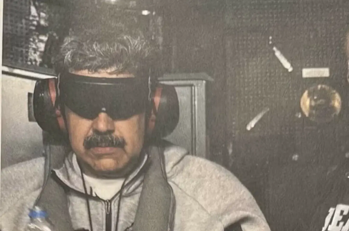 Trump divulga foto de Maduro vendado e algemado após captura