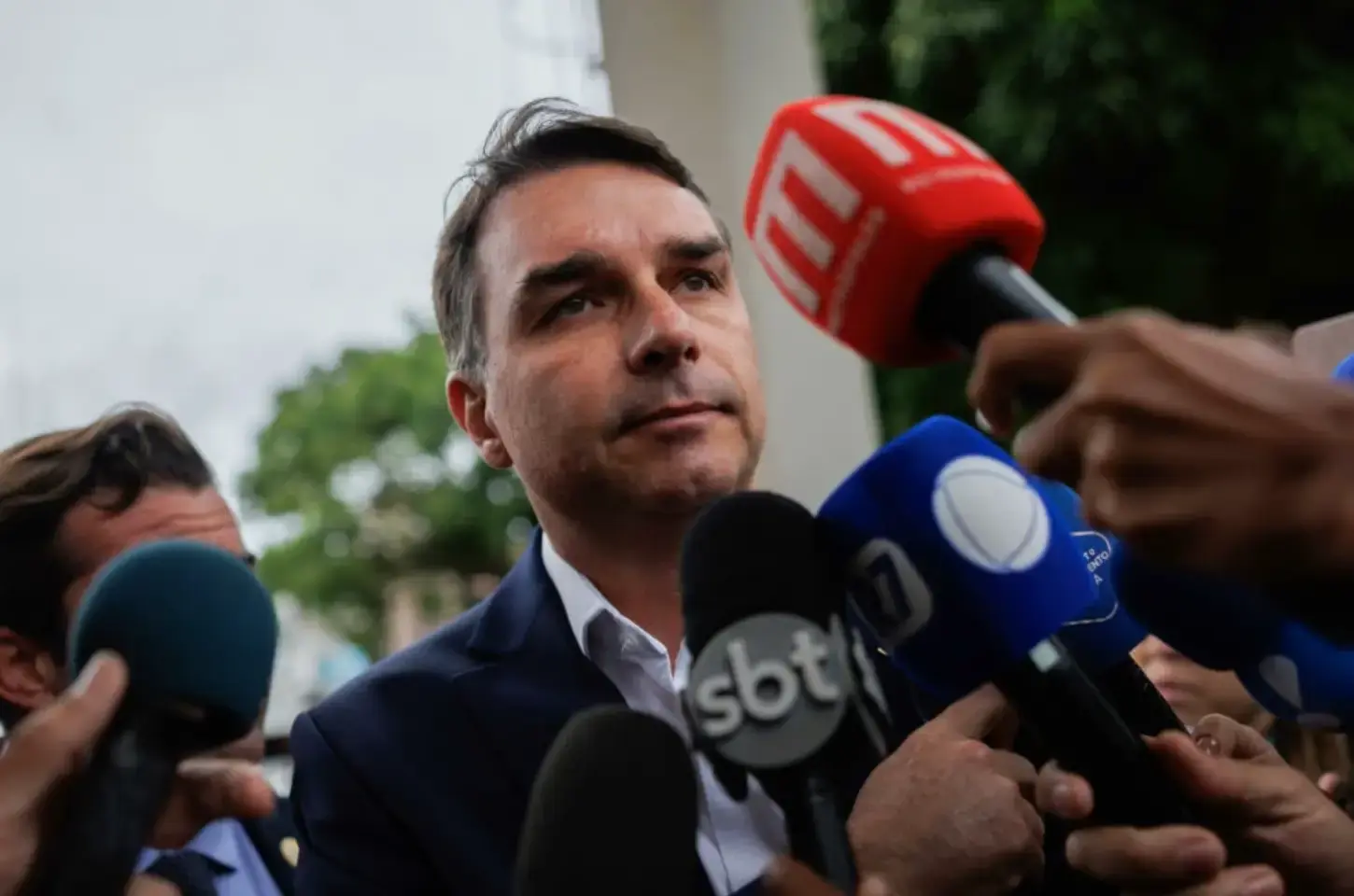 Flávio Bolsonaro assina pedido de CPI contra Moraes e Toffoli