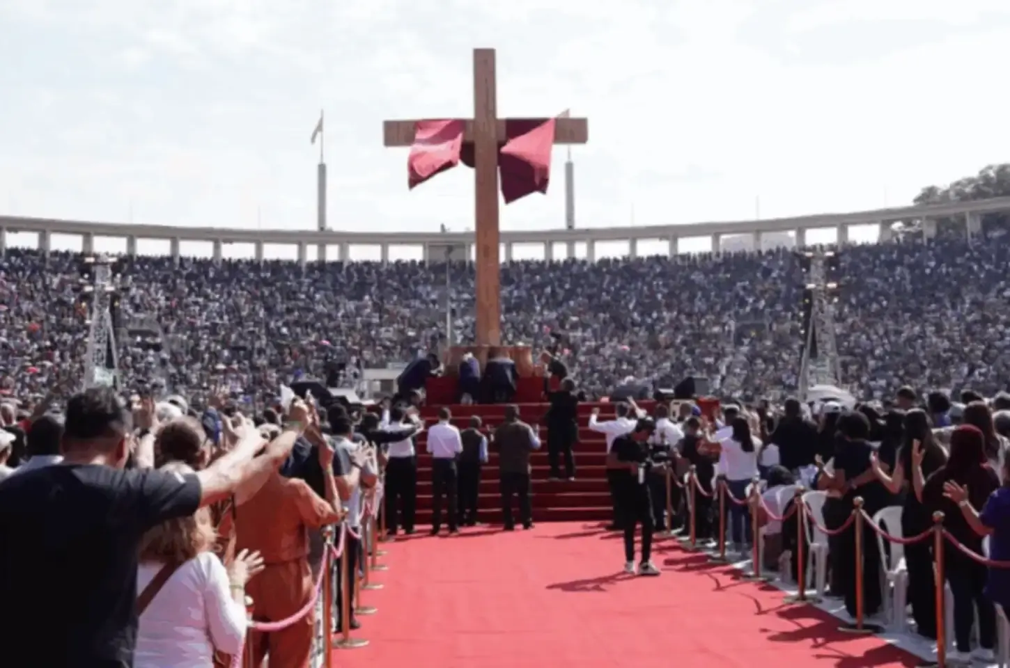 Igreja Universal aluga 9 estádios para mostrar força do evangélico