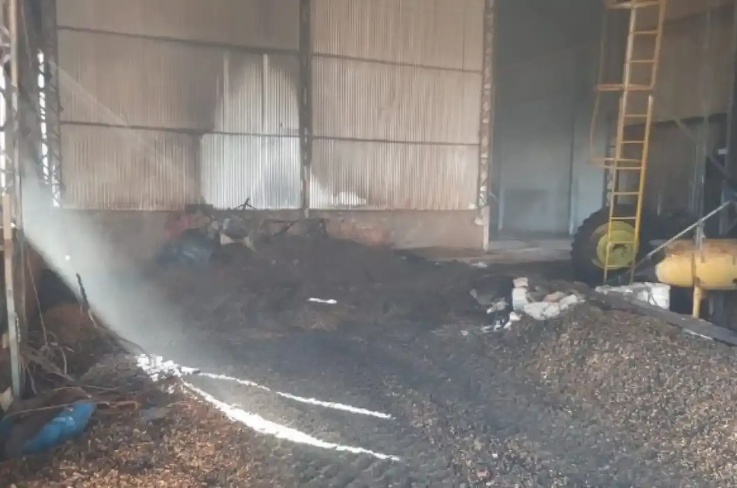 Incêndio destrói cerca de 2 mil sacas de amendoim em silos de secagem em Quintana