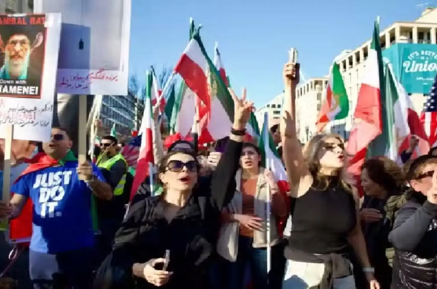 Morte de Khamenei une iranianos e israelenses em celebrações históricas pelo mundo