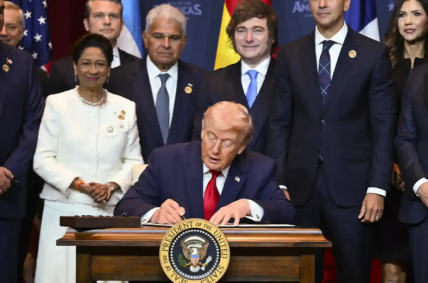Trump diz que Cuba ‘vive seus últimos momentos’ em cúpula na Flórida