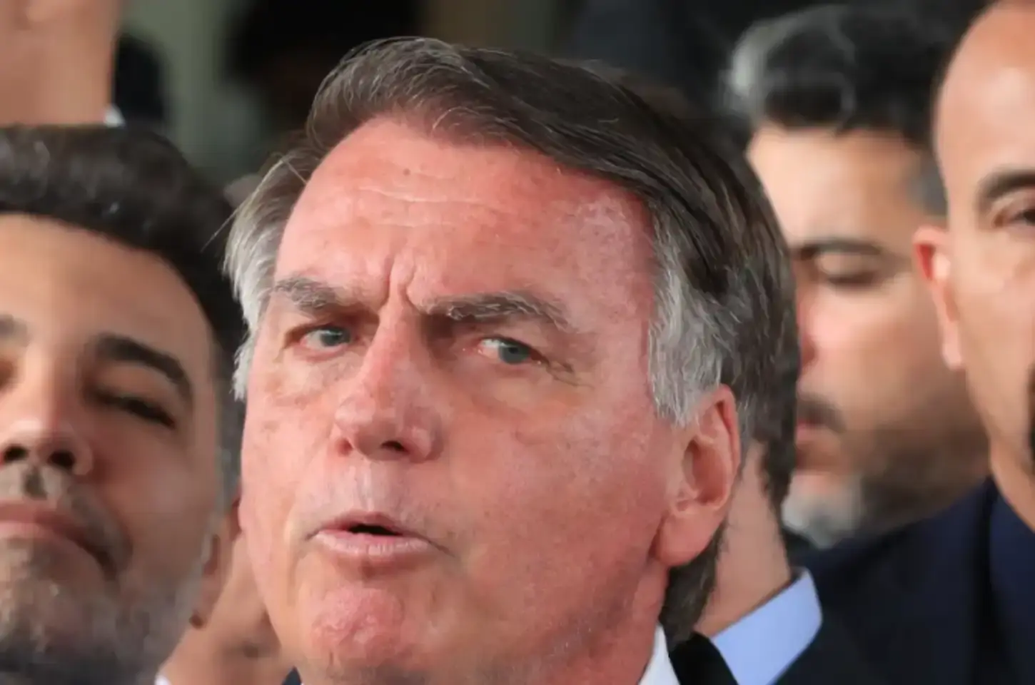 Bolsonaro continua internado após cirurgia no ombro em Brasília