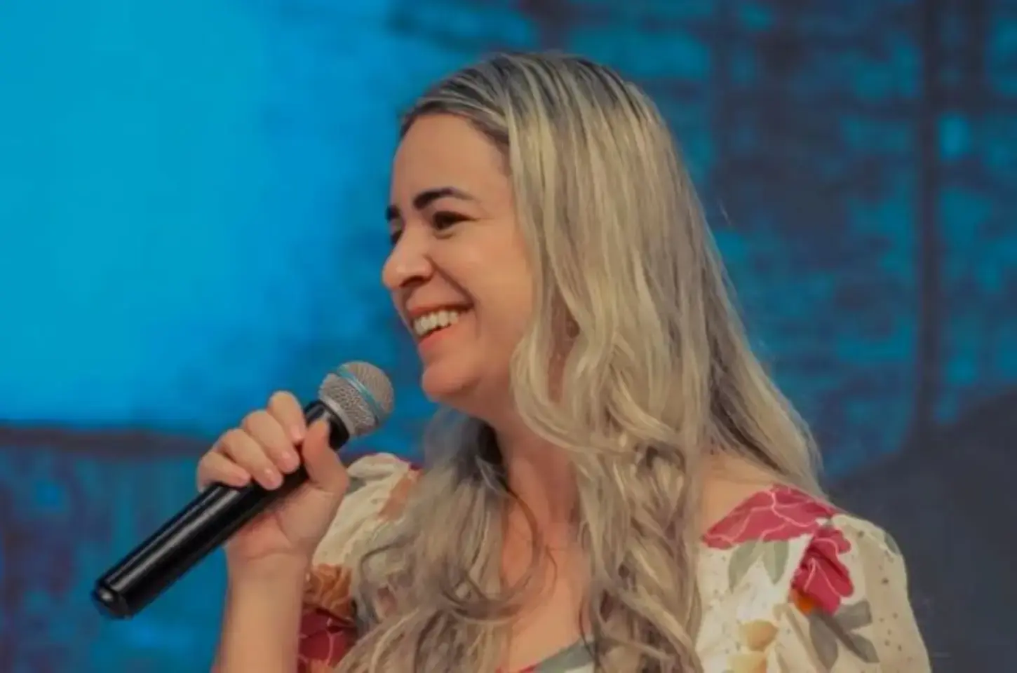 Cantora Keyla Costa volta a andar após ser baleada
