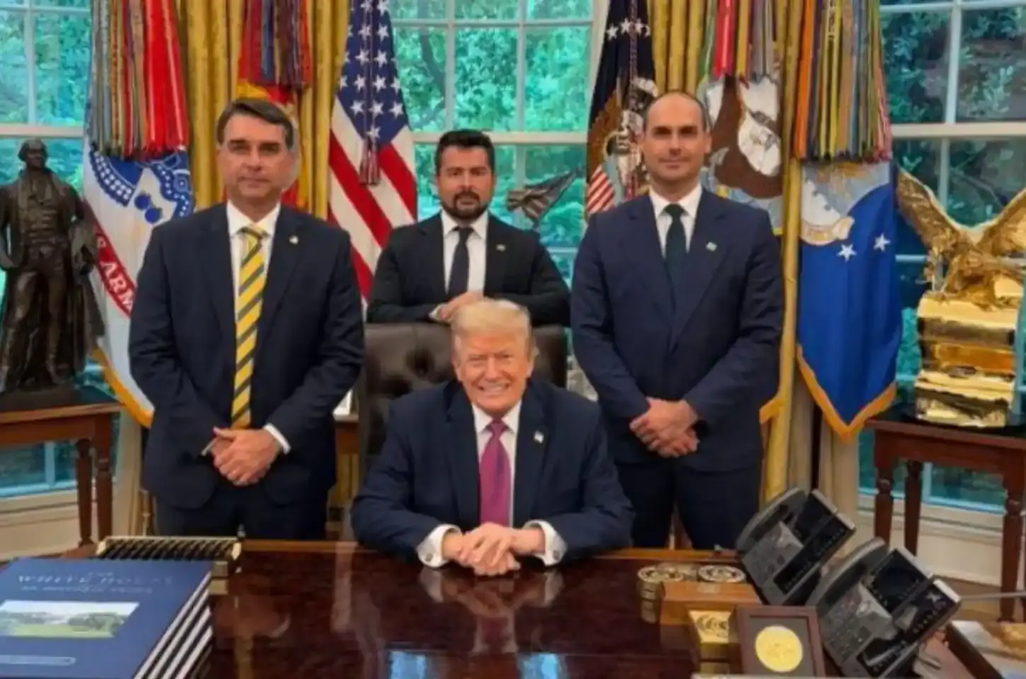 Flávio encontra Donald Trump ao lado de Eduardo e Figueiredo