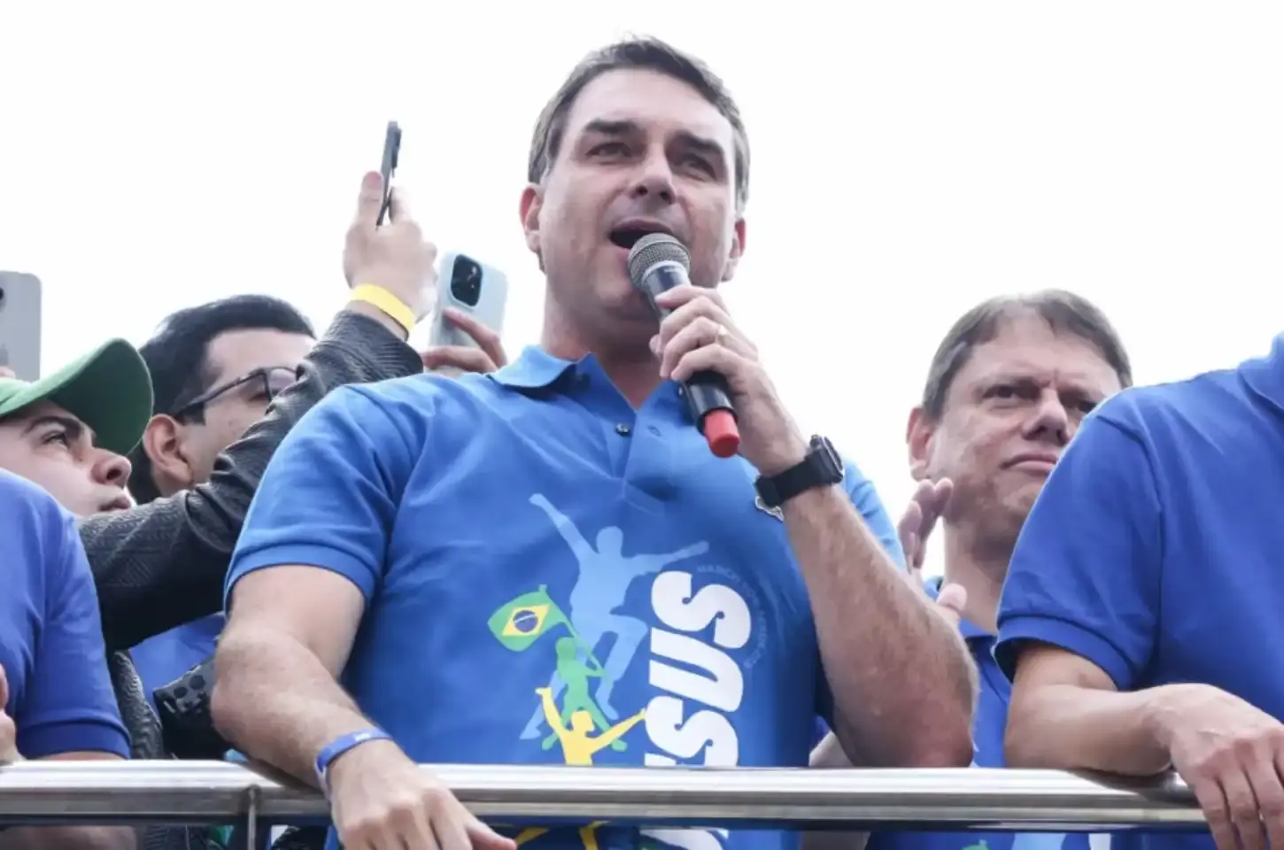Flávio pede orações pelo pai durante a Marcha para Jesus