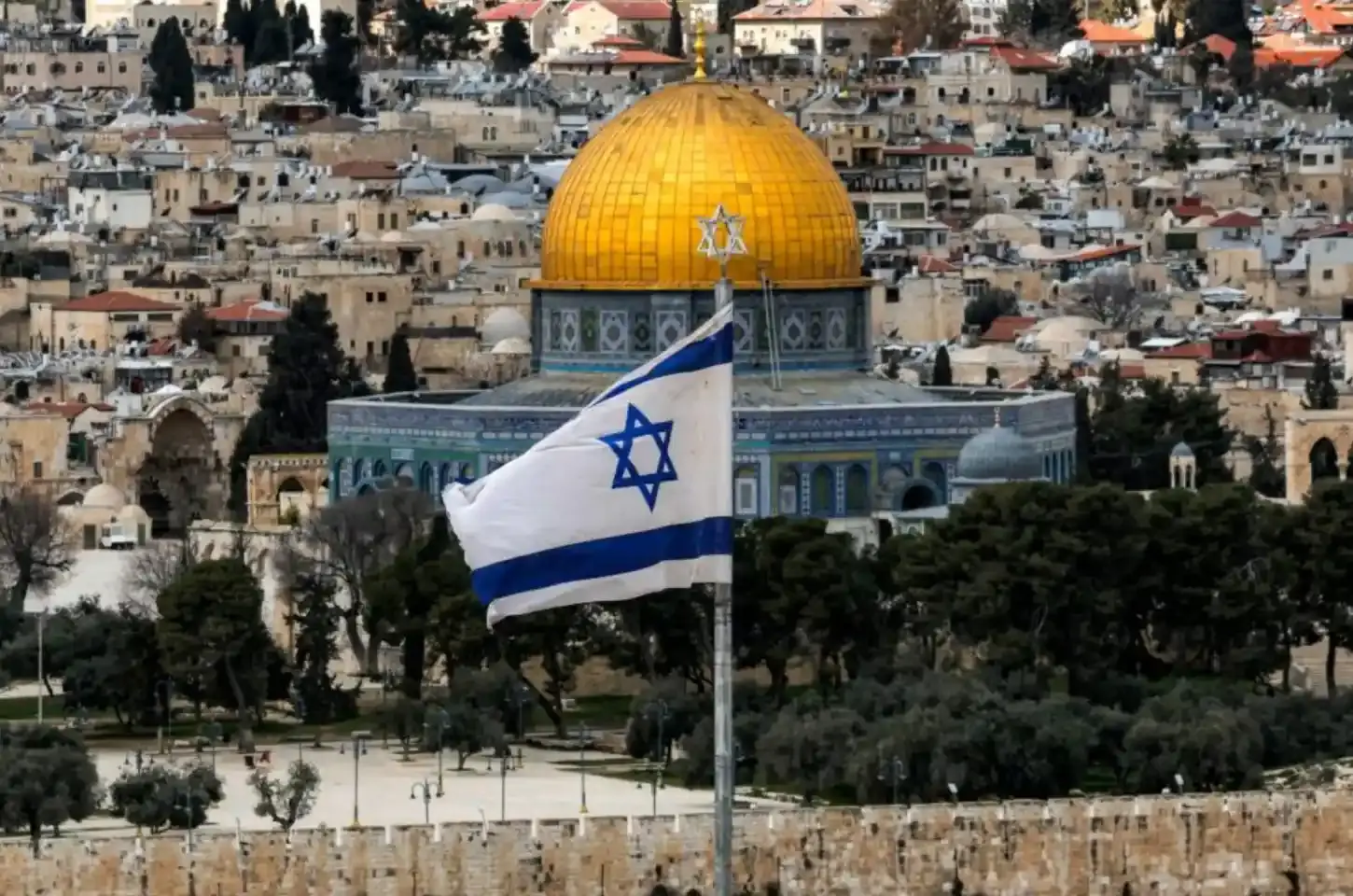 Irã lança mísseis contra Israel e rompe com cessar-fogo